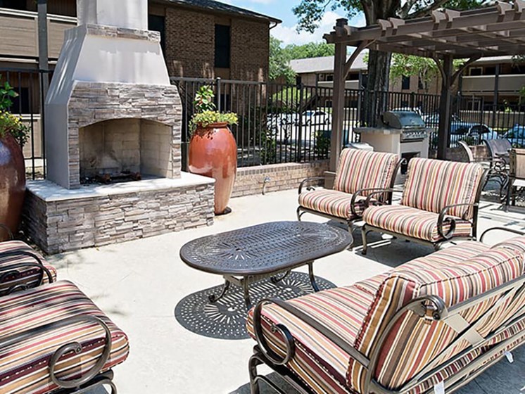 outdoor fireplace at lafayette LA apartments